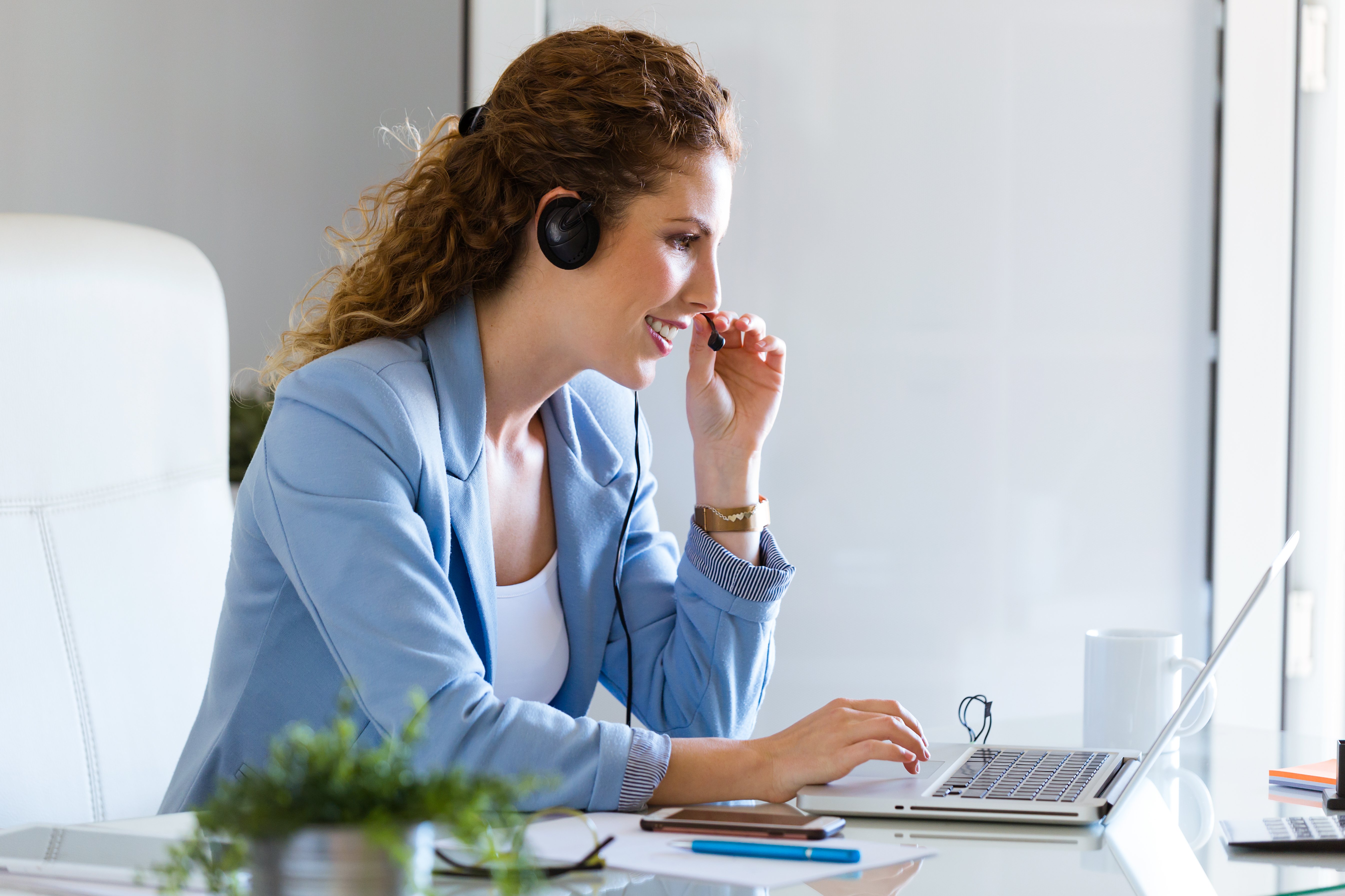 operador-de-servicio-al-cliente-hablando-por-telefono-en-la-oficina